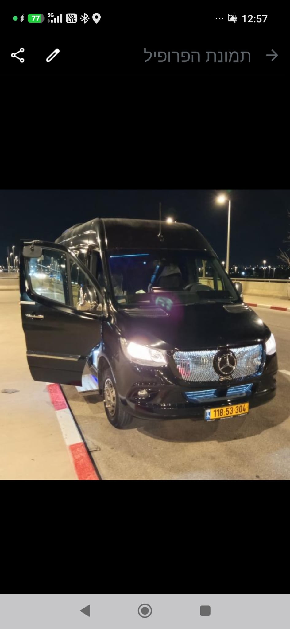 מיניבוס מרצדס ספרינטר שחור של גלעד הסעות בלילה בנתב״ג